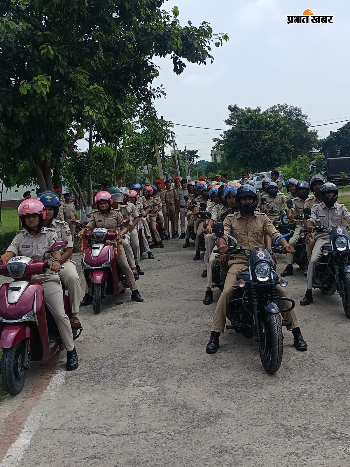 नवगछिया पुलिस लाइन से ‘अभया ब्रिगेड’’ की टीम को हरी झंडी दिखाकर रवाना करते पुलिस अधीक्षक वैभव शर्मा। | Prabhat Khabar Network