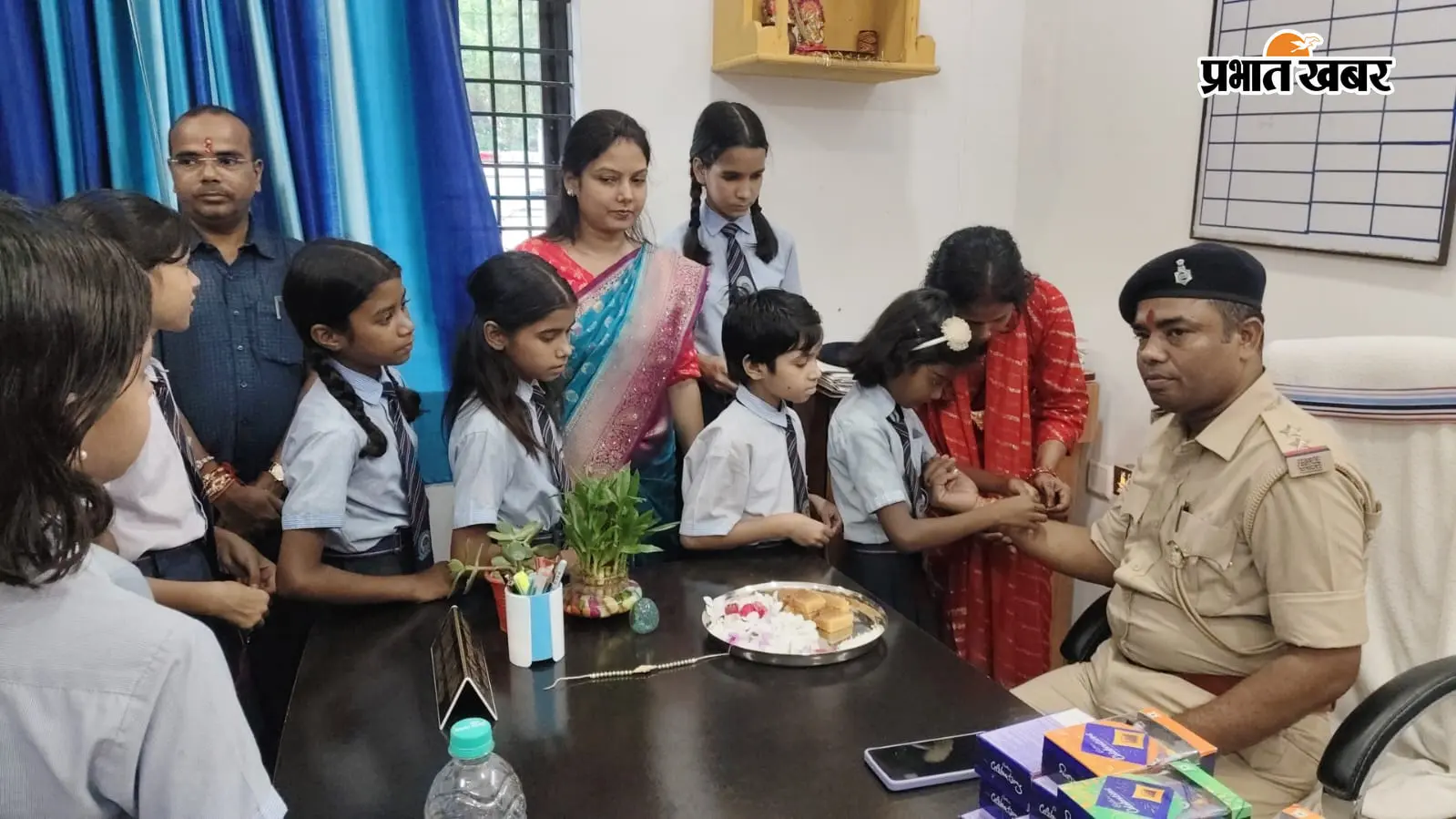 थाना बना भाई का घर:डीएवी की छात्राओं ने पुलिसकर्मियों को बांधी राखी