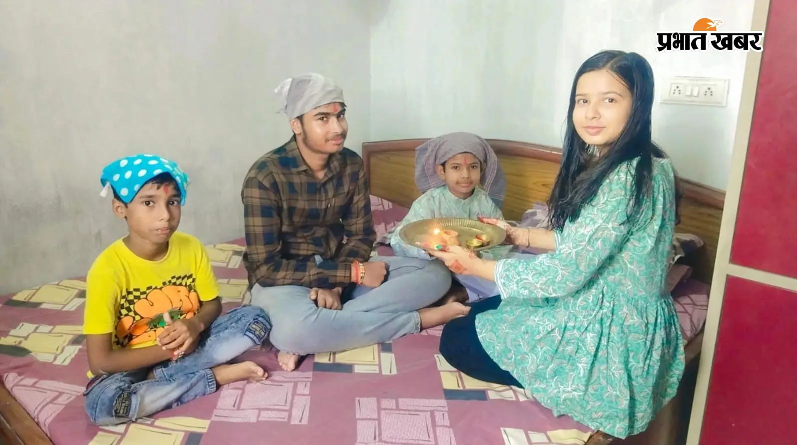 छपरा: शुभ मुहूर्त में बहनों ने भाइयों की कलाई पर बांधी राखी, ससुराल और मायके की दूरियां मिटाकर पहुंचे भाई-बहन; सोशल मीडिया पर छाया रहा बधाई संदेश