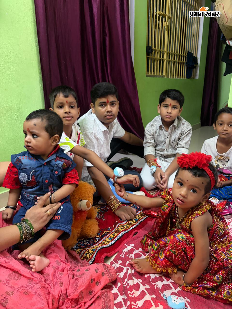 नोट: फोटो नंबर 28 सीएचपी 2,3 है कैप्सन होगा- भाई को राखी बांधती बहनें | Prabhat Khabar Network