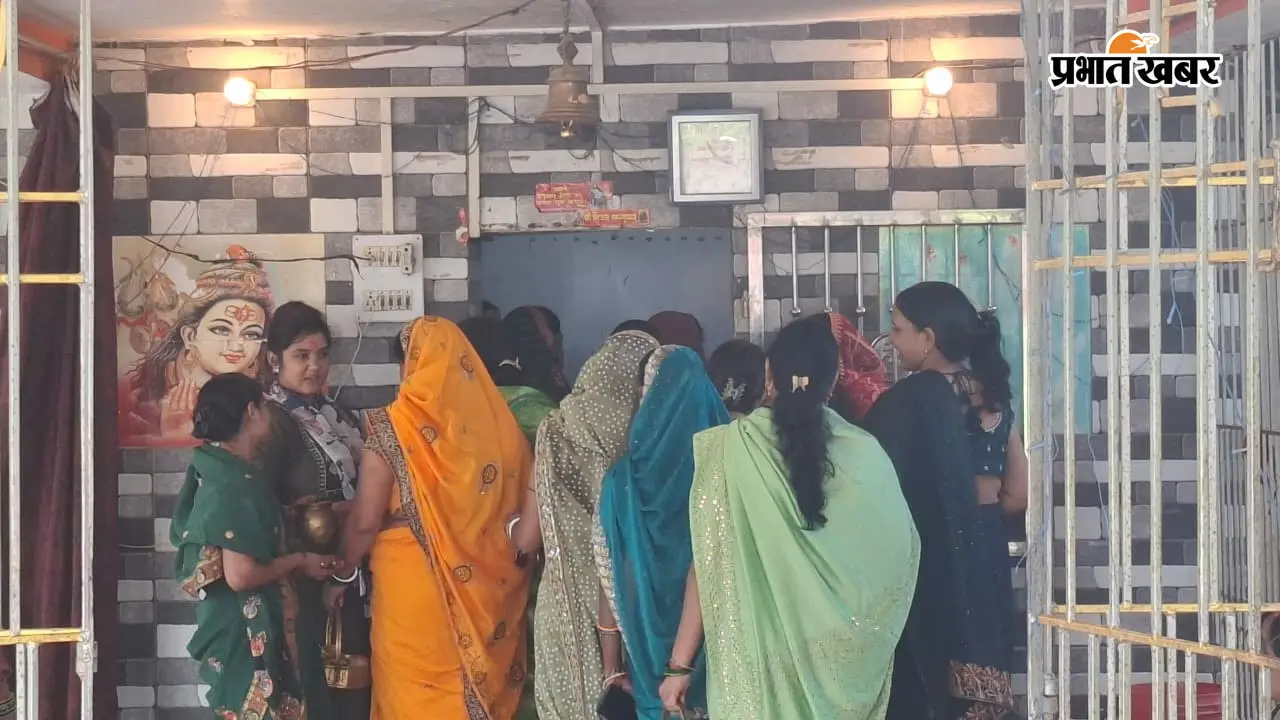 Palamu News: सावन पूर्णिमा पर मंदिरों में उमड़ी श्रद्धालुओं की भीड़, पूजा-अनुष्ठान और अखंड संकीर्तन से भक्तिमय हुआ माहौल
