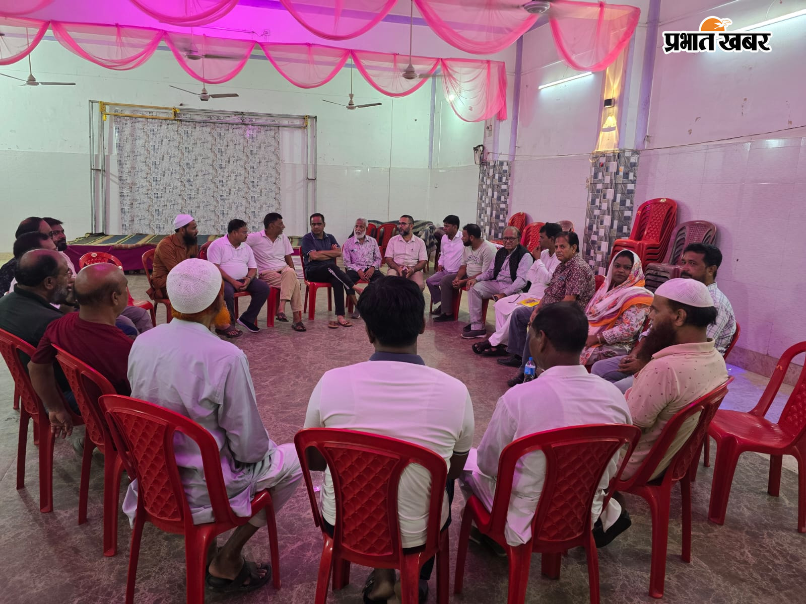 बैठक करते शहर के शिक्षाविद,वार्ड पार्षद,मुखिया व अन्य | Prabhat Khabar Network