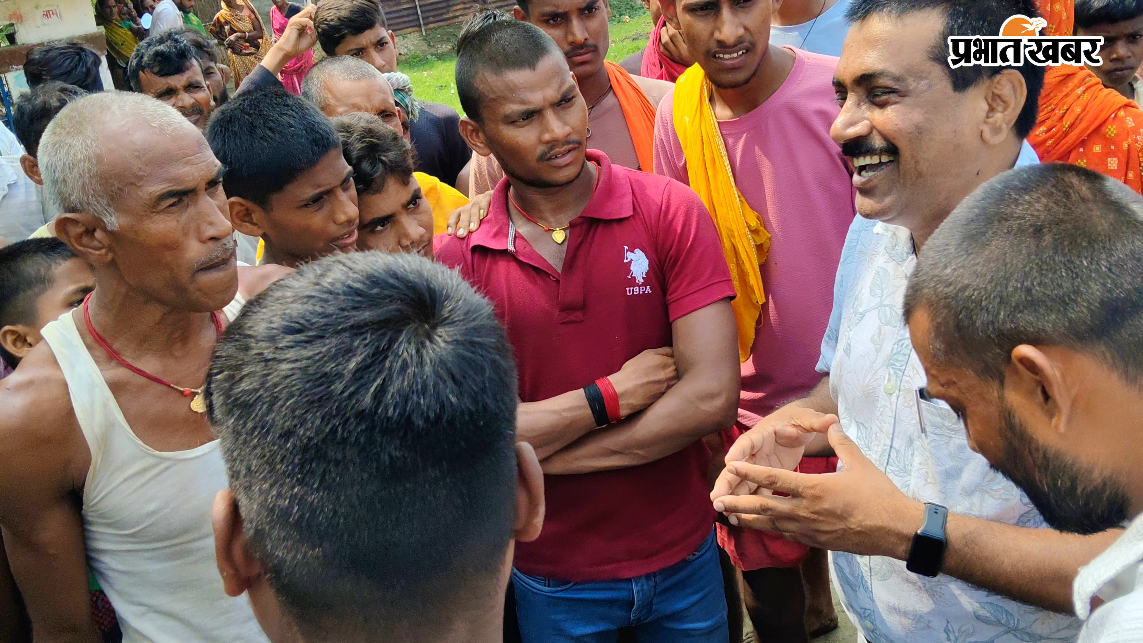 ग्रामीणों से बातचीत करते हुए प्रखंड शिक्षा पदाधिकारी एजाज आलम | Prabhat Khabar Network