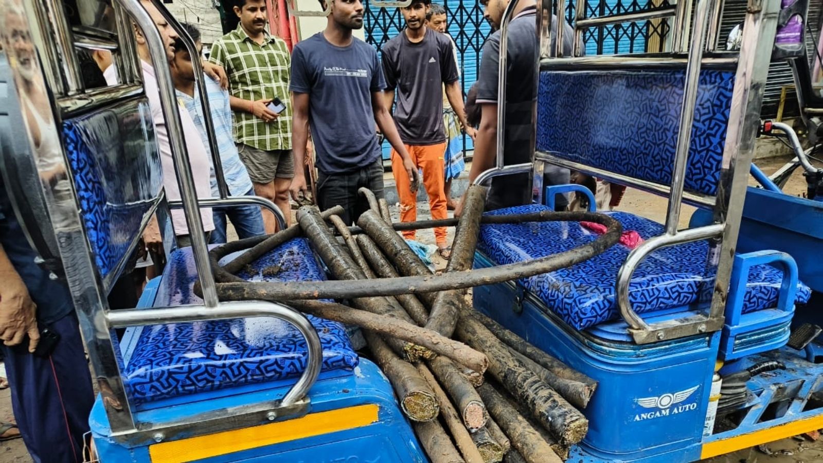 जब्त टोटो व खुदाई में प्रयुक्त कुदाल समेत अन्य सामान.