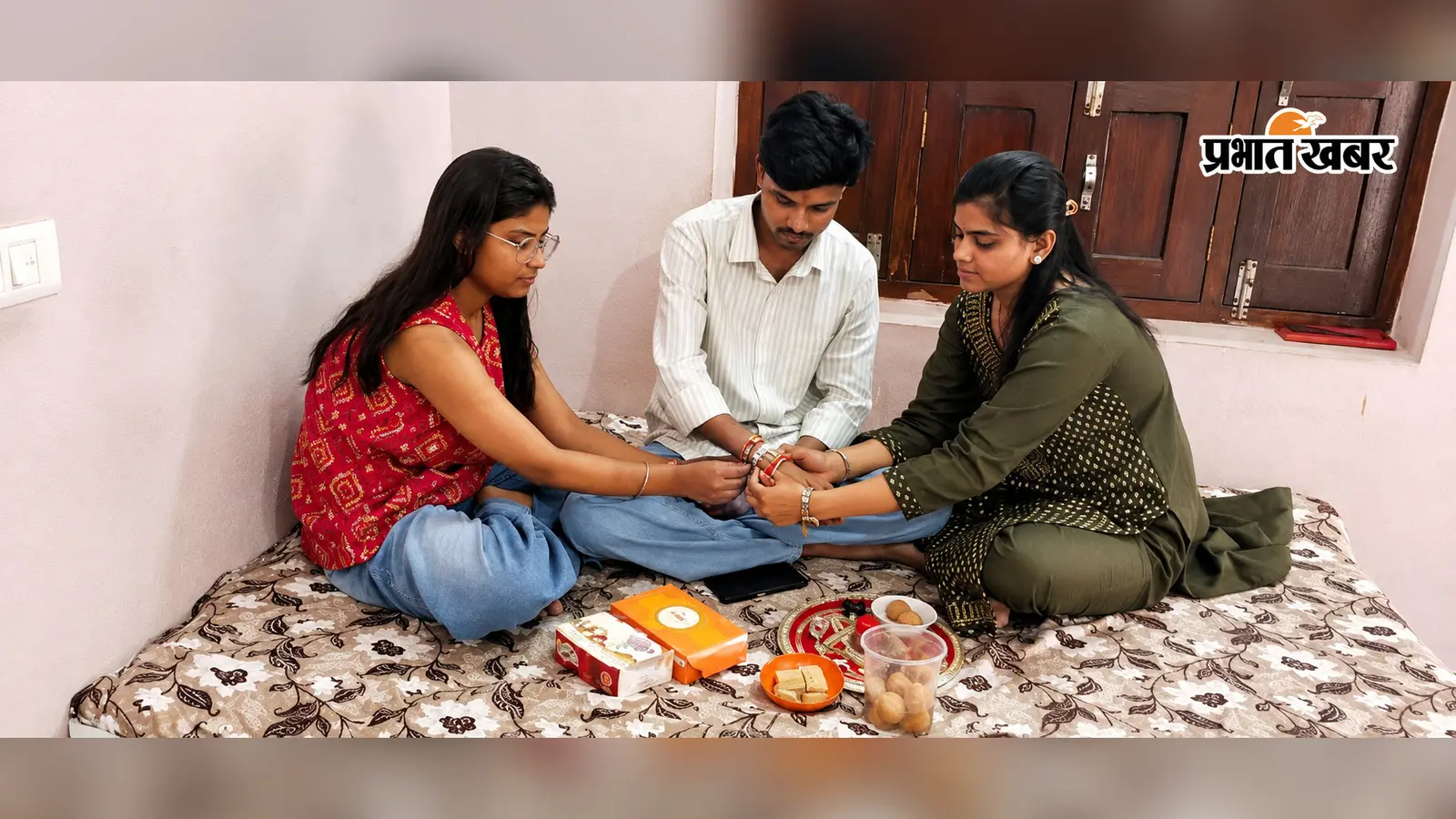 रक्षाबंधन पर बांकेबाजार में बाजार से घर तक दिखी रौनक, बहनों ने बांधी राखी तो भाइयों ने दिया सुरक्षा का वचन
