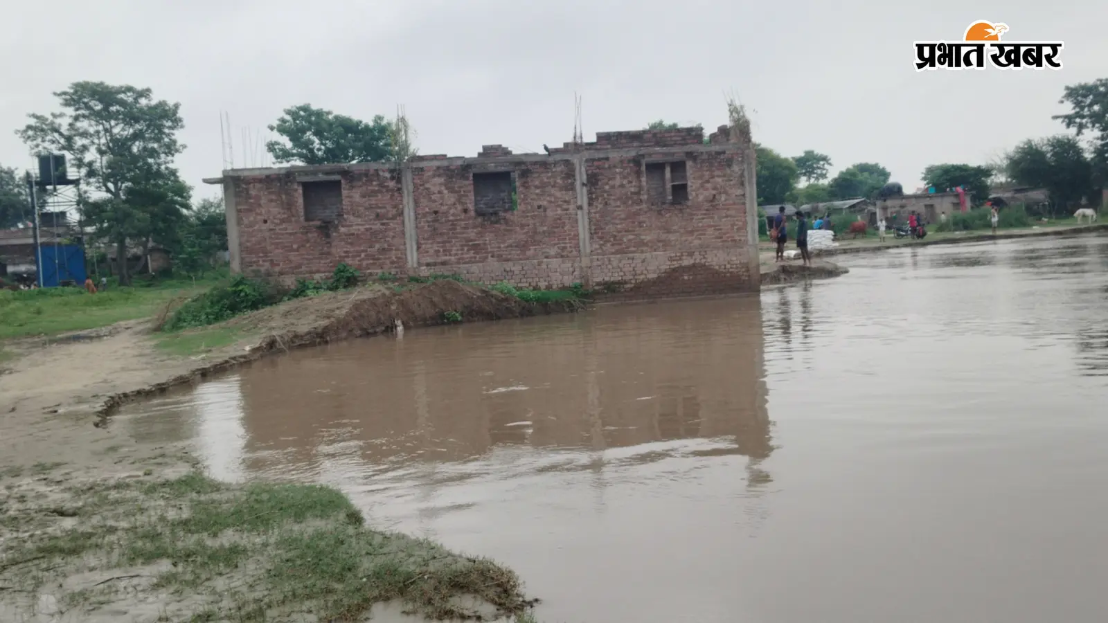 बलिया में गंगा कटाव से शिवनगर के 1 हजार परिवारों पर बढ़ा खतरा, रातभर नदी किनारे पहरा दे रहे ग्रामीण