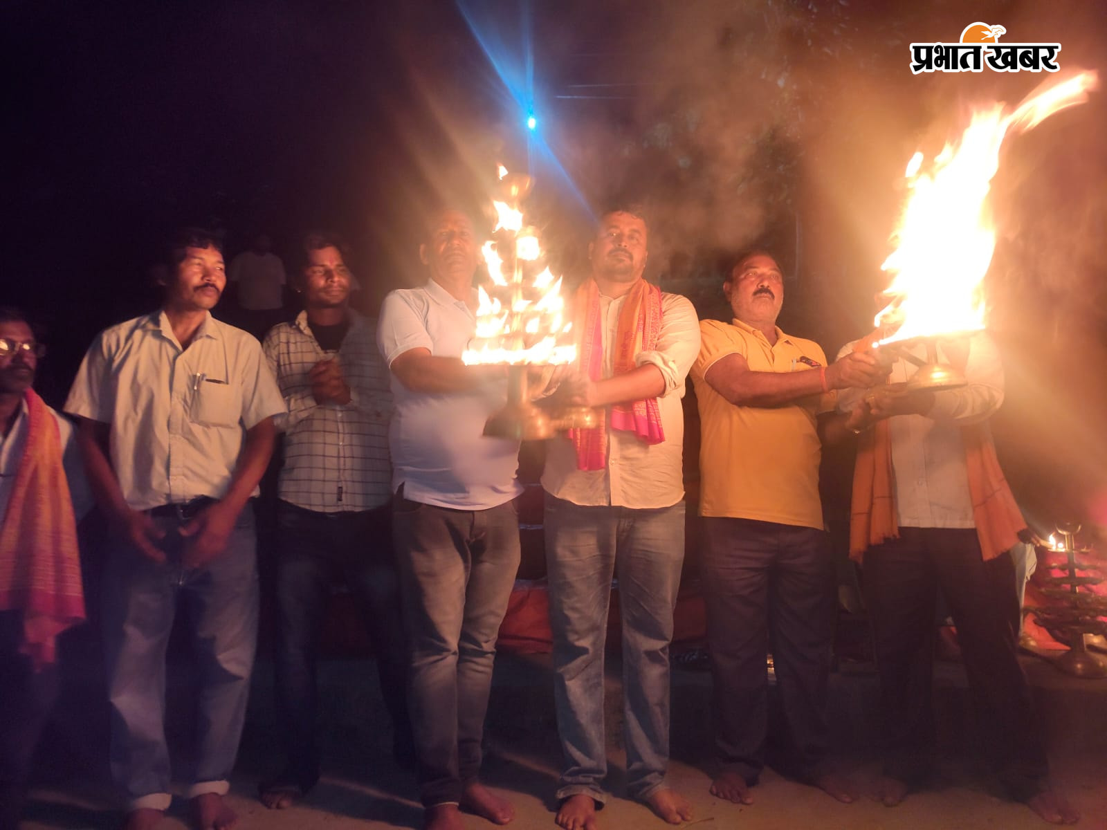 महाआरती करते श्रद्धालु | Prabhat Khabar Network