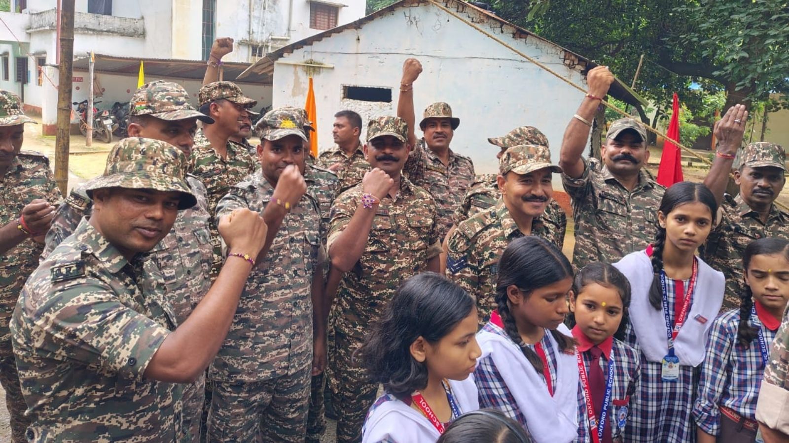 घर से दूर बहनों से स्नेह पाकर उत्साहित जवान.