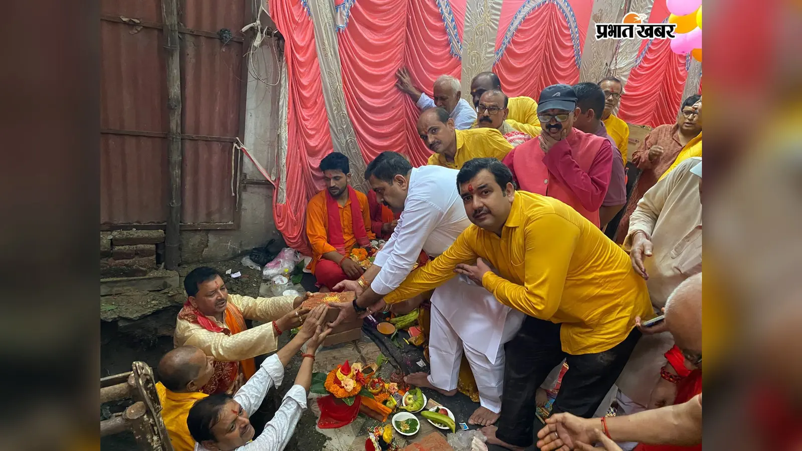 गोपालगंज: वैदिक मंत्रोच्चार के बीच मां काली मंदिर के नवनिर्माण का भूमि पूजन, एमएलसी राजीव कुमार व मोहनीश शाही ने रखी आधारशिला