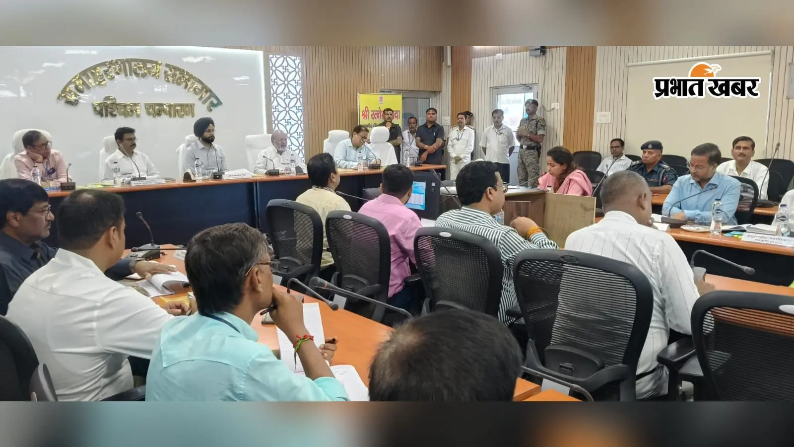 Bettiah: गंडक में संभावित बाढ़ को लेकर हाई अलर्ट, आपदा प्रबंधन मंत्री ने की तैयारियों की उच्चस्तरीय समीक्षा