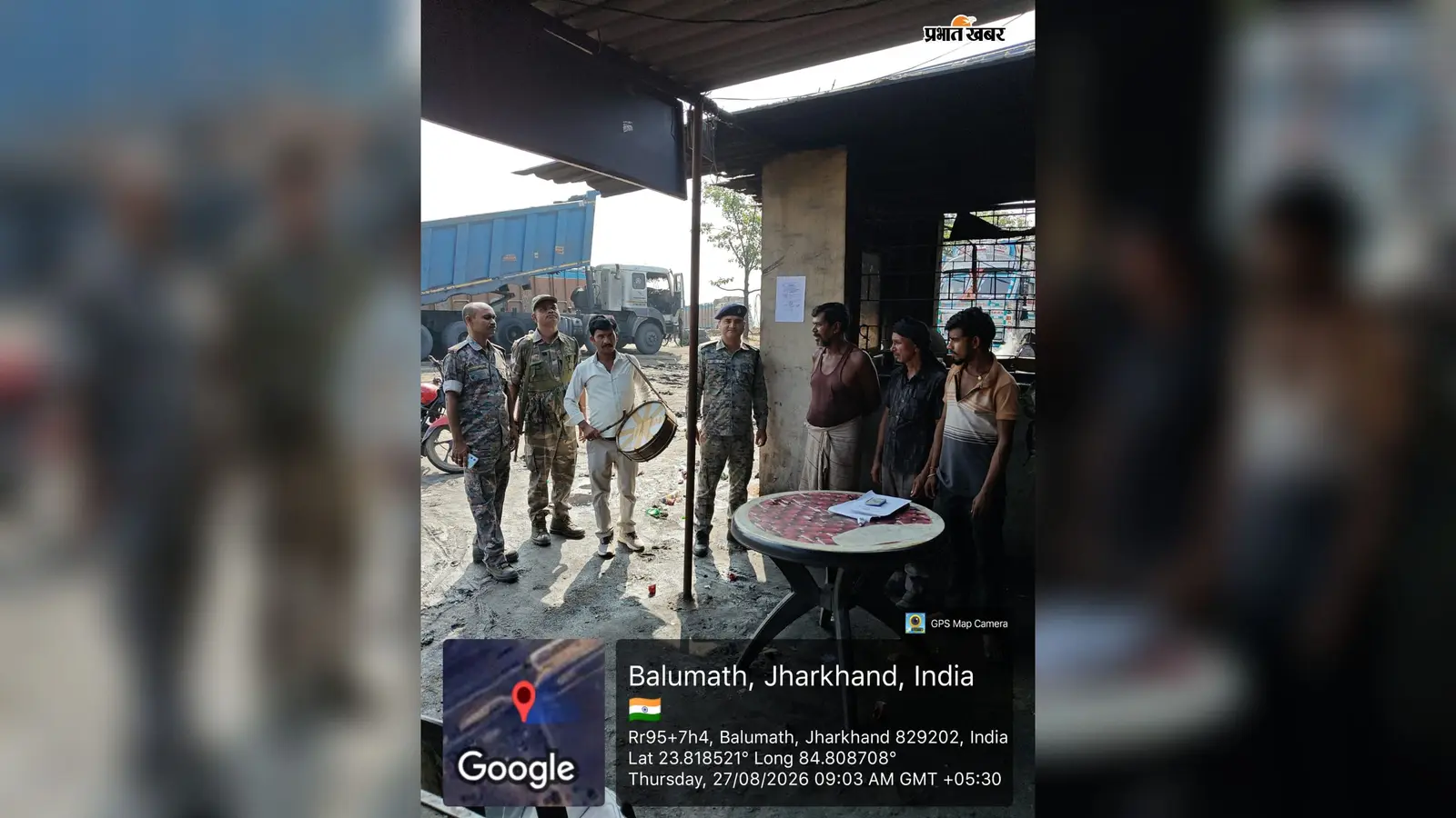 Latehar News: आर्म्स एक्ट व सीएलए मामले के फरार आरोपी के घर पुलिस ने चिपकाया इश्तेहार, 30 सितंबर तक सरेंडर का आदेश
