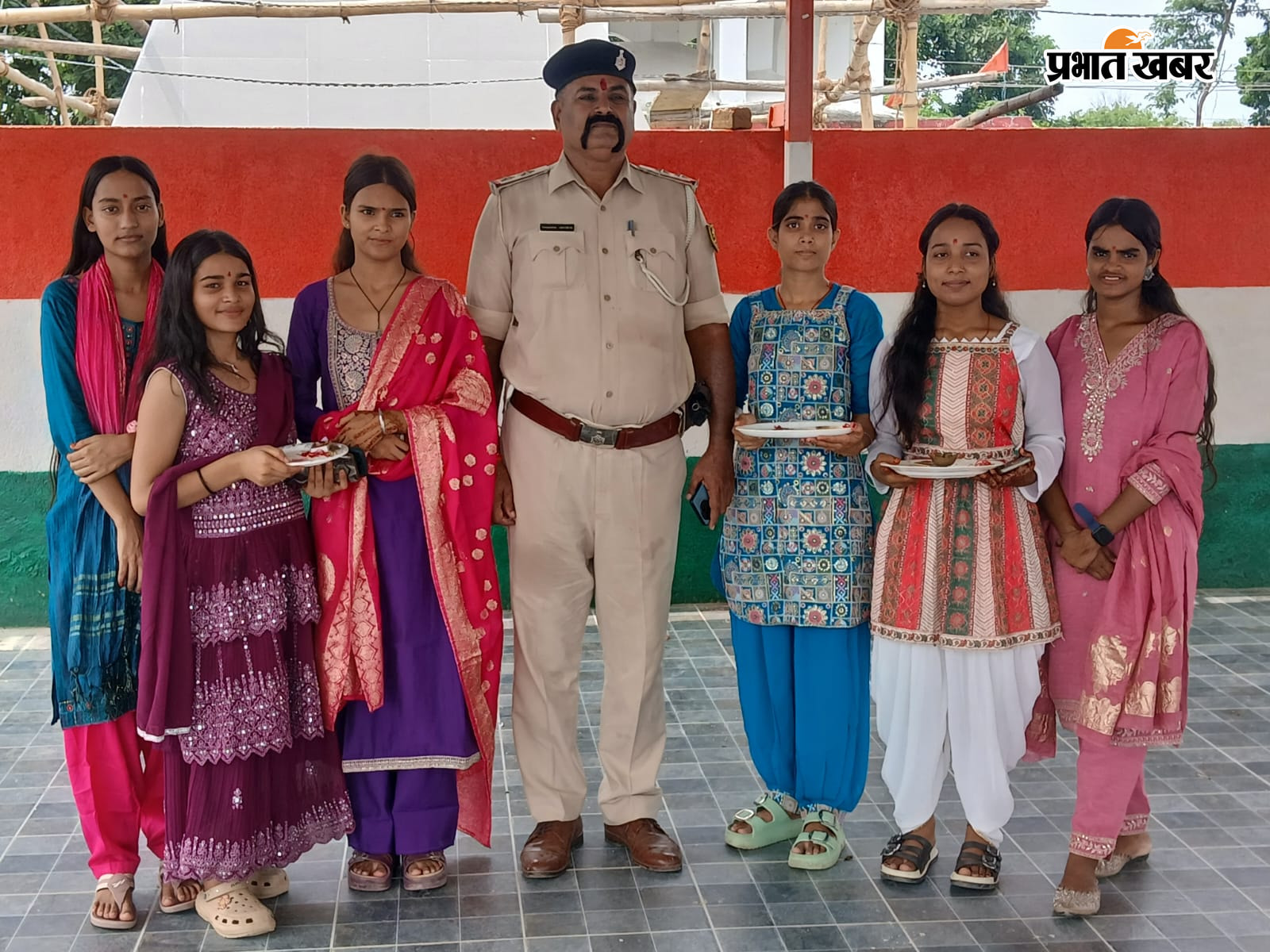पुलिस पदाधिकारियों को राखी बांधती छात्राएं | Prabhat Khabar Network