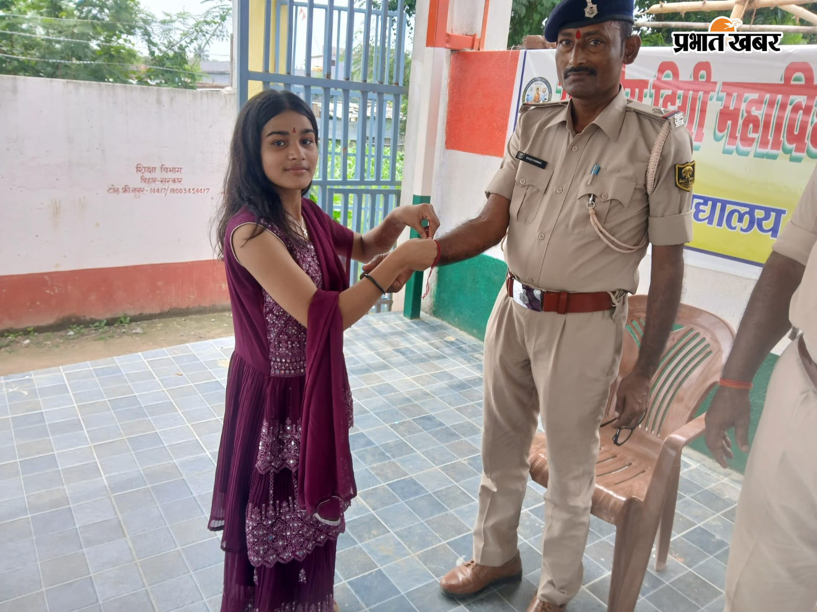 पुलिस पदाधिकारियों को राखी बांधती छात्राएं | Prabhat Khabar Network