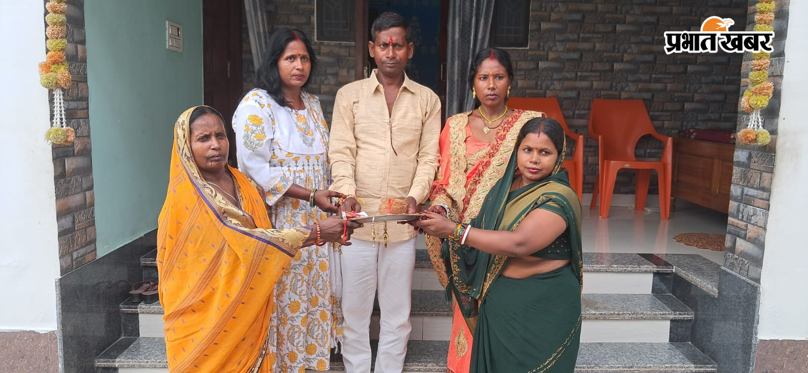 तरैया में बहनों ने भाई के कलाई पर राखी बांधते हुए सम्मी के पेड़ों में रक्षा सूत्र बांधकर बहनों ने सुरक्षा का ली संकल्प | Prabhat Khabar Network