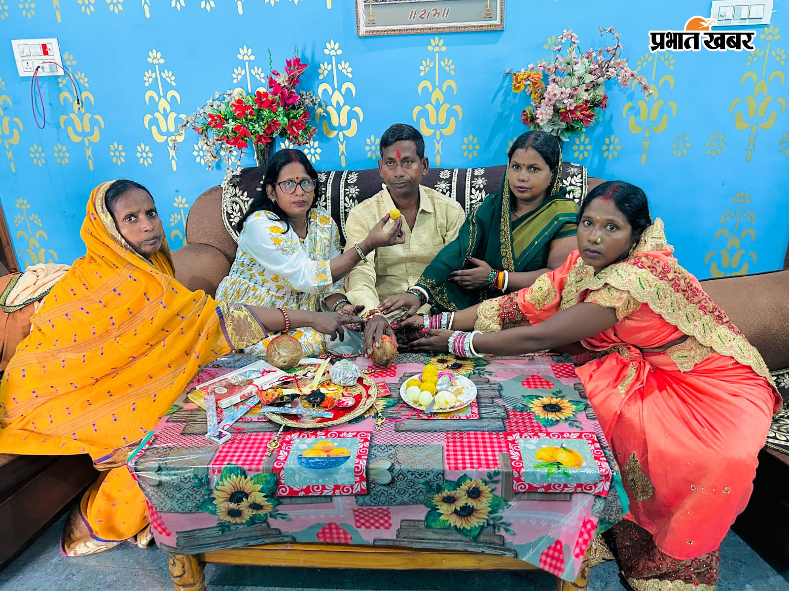 तरैया में बहनों ने भाई के कलाई पर राखी बांधते हुए सम्मी के पेड़ों में रक्षा सूत्र बांधकर बहनों ने सुरक्षा का ली संकल्प | Prabhat Khabar Network