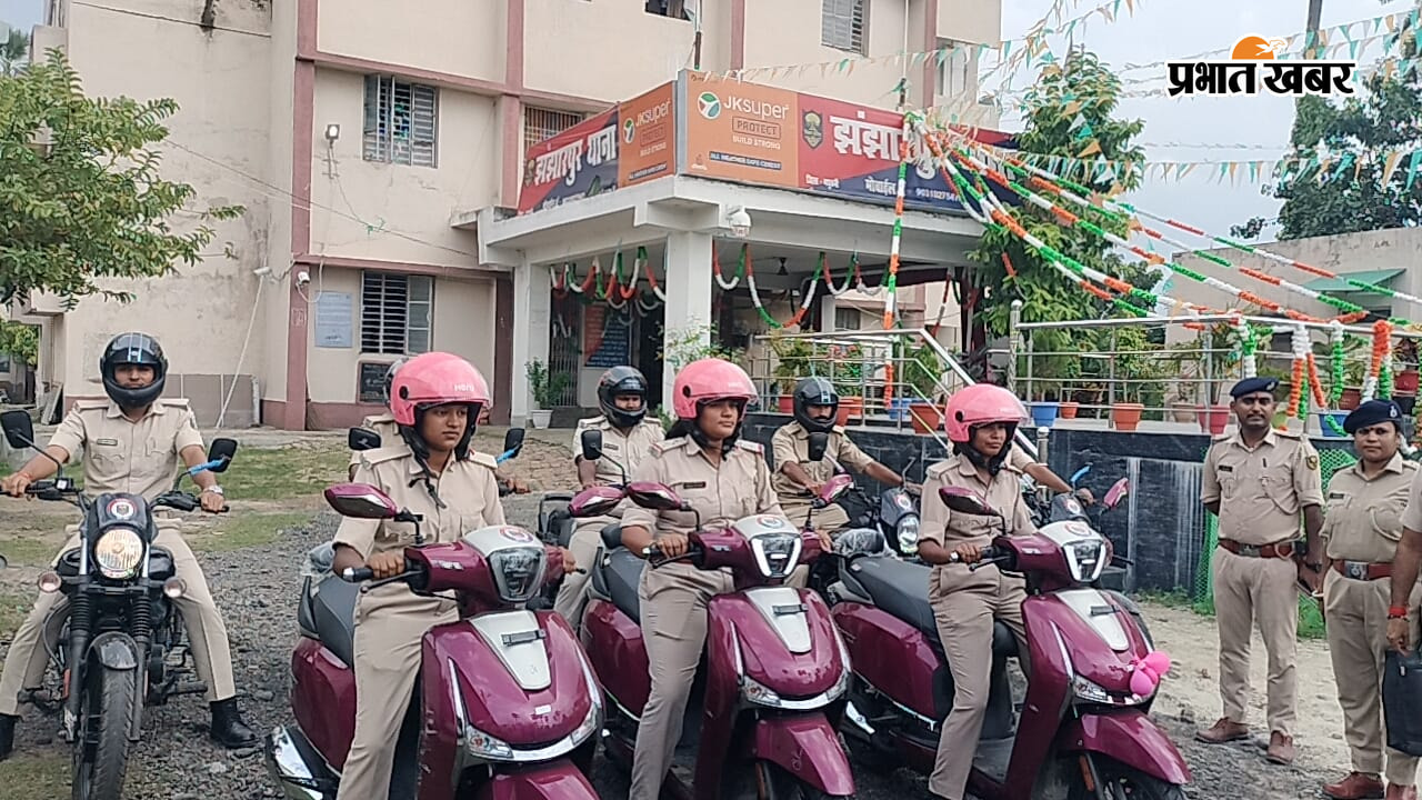 पुलिस दीदी को स्कूटी के साथ विदा करते एसडीपीओ सुबोध कुमार सिन्हा, इंस्पेक्टर राज कपूर कुशवाहा, थानाध्यक्ष सुनील कुमार सिंह | Prabhat Khabar Network