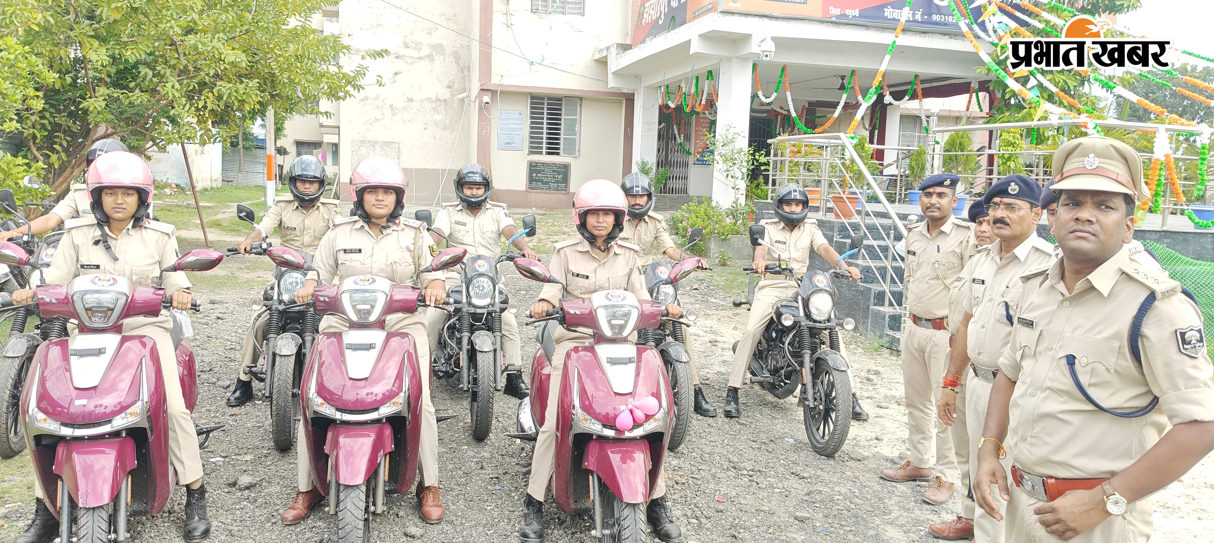 पुलिस दीदी को स्कूटी के साथ विदा करते एसडीपीओ सुबोध कुमार सिन्हा, इंस्पेक्टर राज कपूर कुशवाहा, थानाध्यक्ष सुनील कुमार सिंह | Prabhat Khabar Network