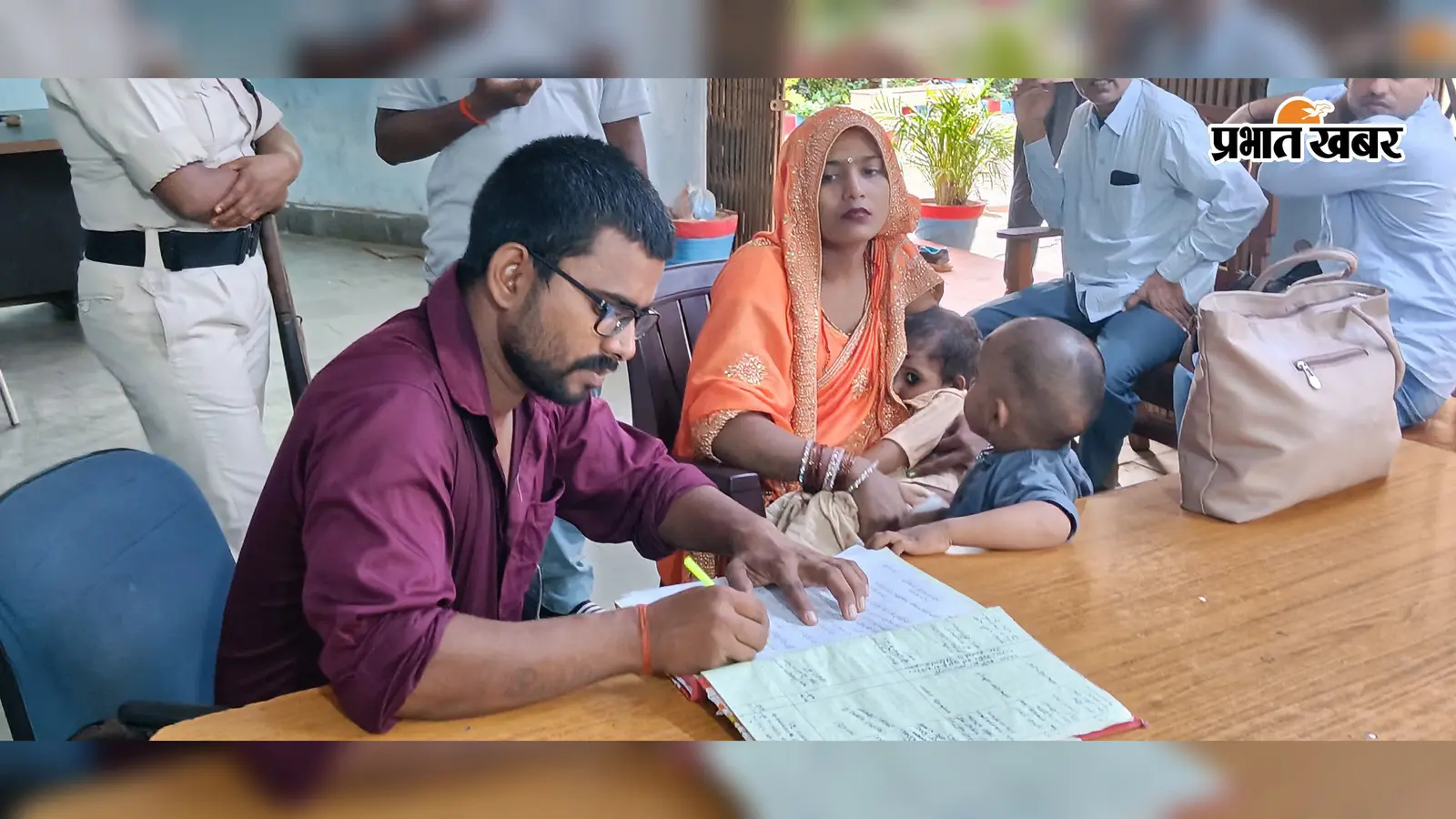 कैमूर: राखी खरीदने निकलीं महिलाएं बनीं उचक्कों का शिकार, पर्स से चेन-अंगूठी समेत 19 हजार रुपये उड़ाये