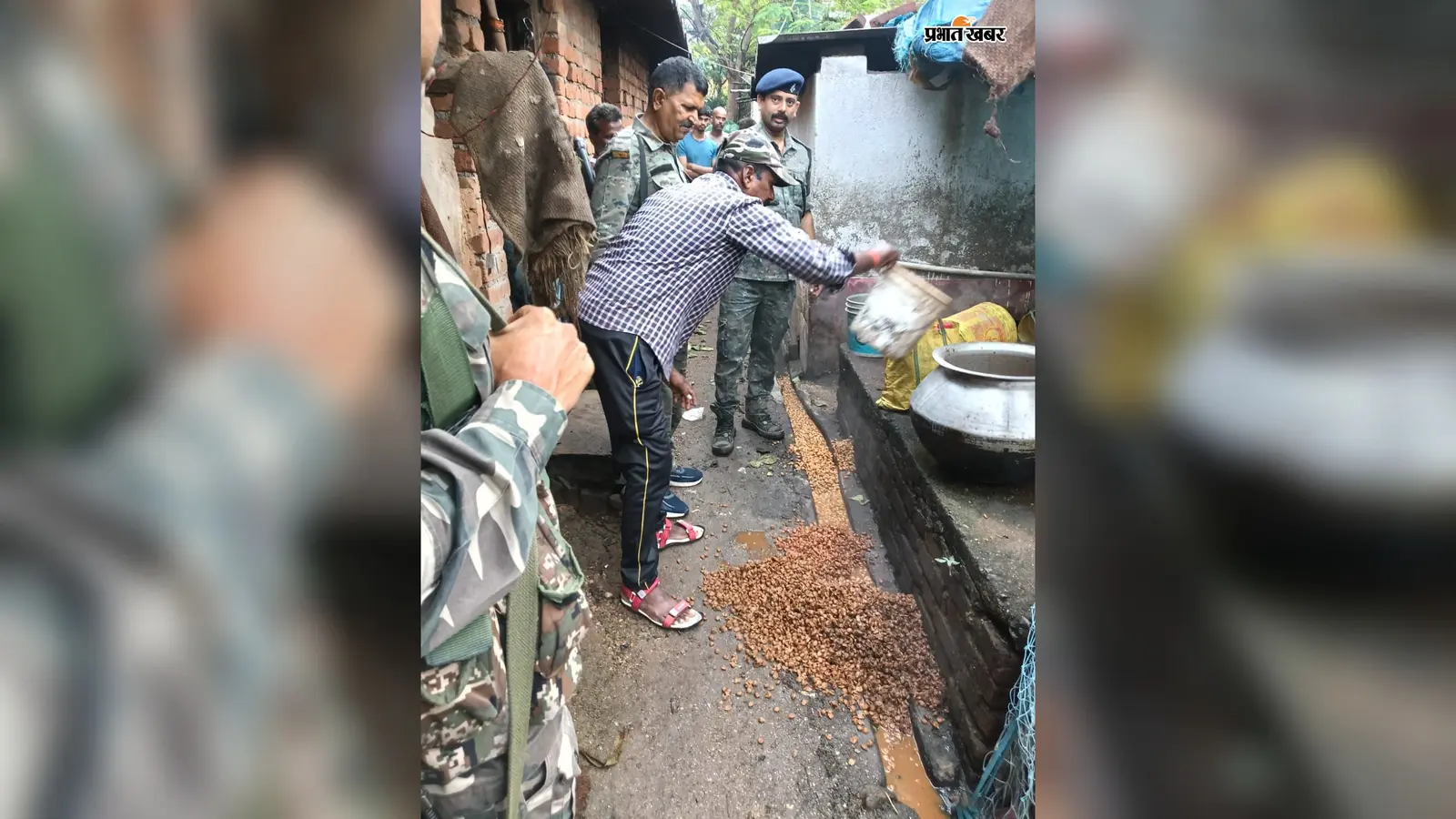 हजारीबाग के दारू में अवैध शराब के खिलाफ पुलिस का एक्शन, घरों से महुआ का जावा बरामद कर किया नष्ट