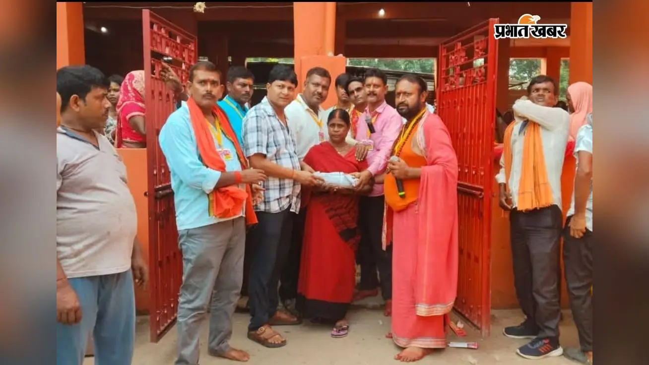 रोहतास: नोखा में राखी पर बहनों को मिला तोहफा, काली मंदिर कमिटी ने साड़ी बांटकर पेश की सेवा की मिसाल