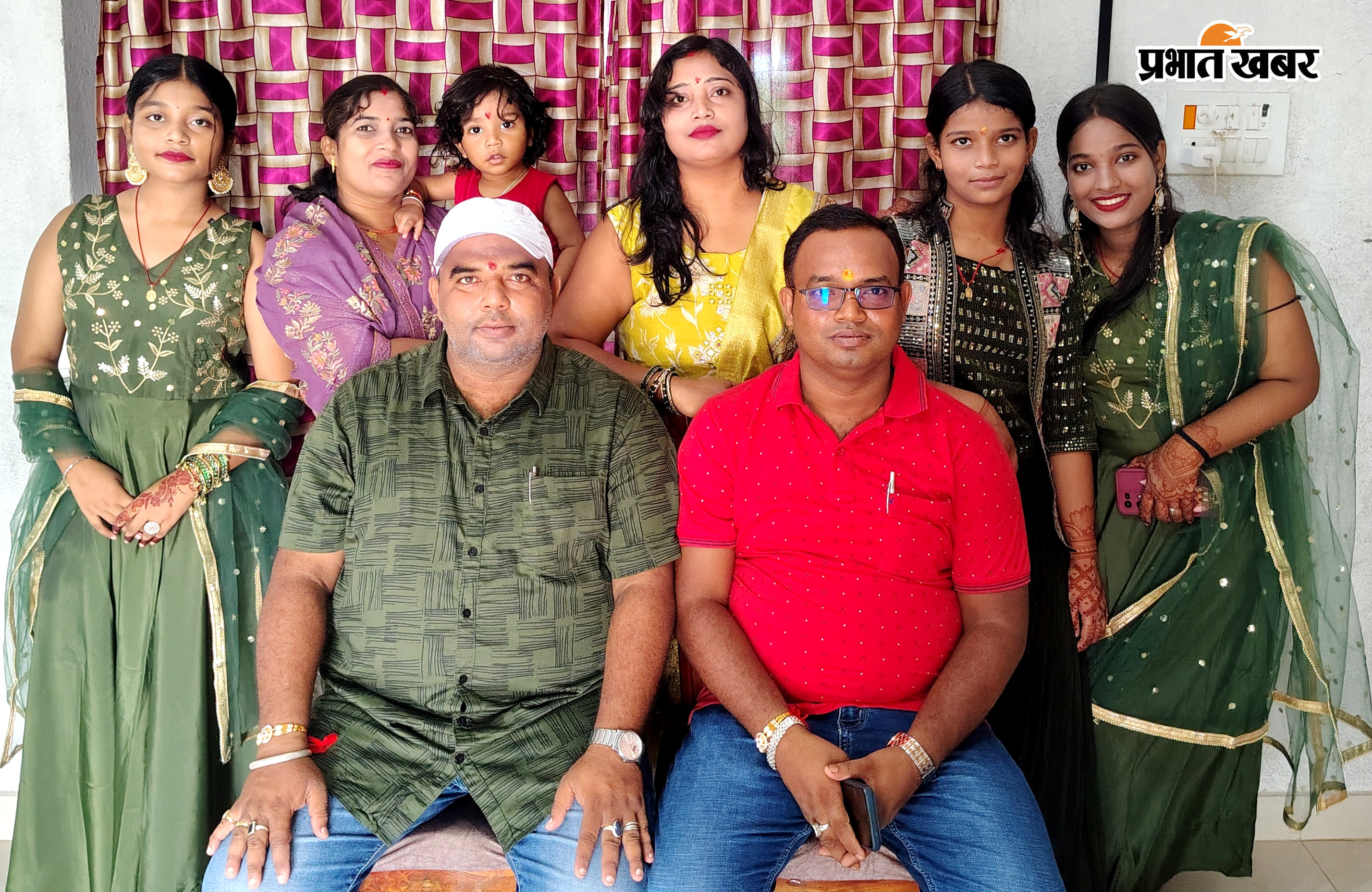फोटो कैप्शन 28 बरकट्ठा 3 में - विधायक अमित यादव के कलाई पर राखी बांधती बहनें. | Prabhat Khabar Network
