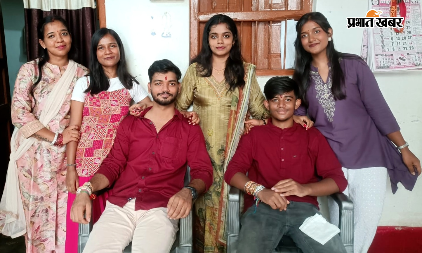 फोटो कैप्शन 28 बरकट्ठा 3 में - विधायक अमित यादव के कलाई पर राखी बांधती बहनें. | Prabhat Khabar Network