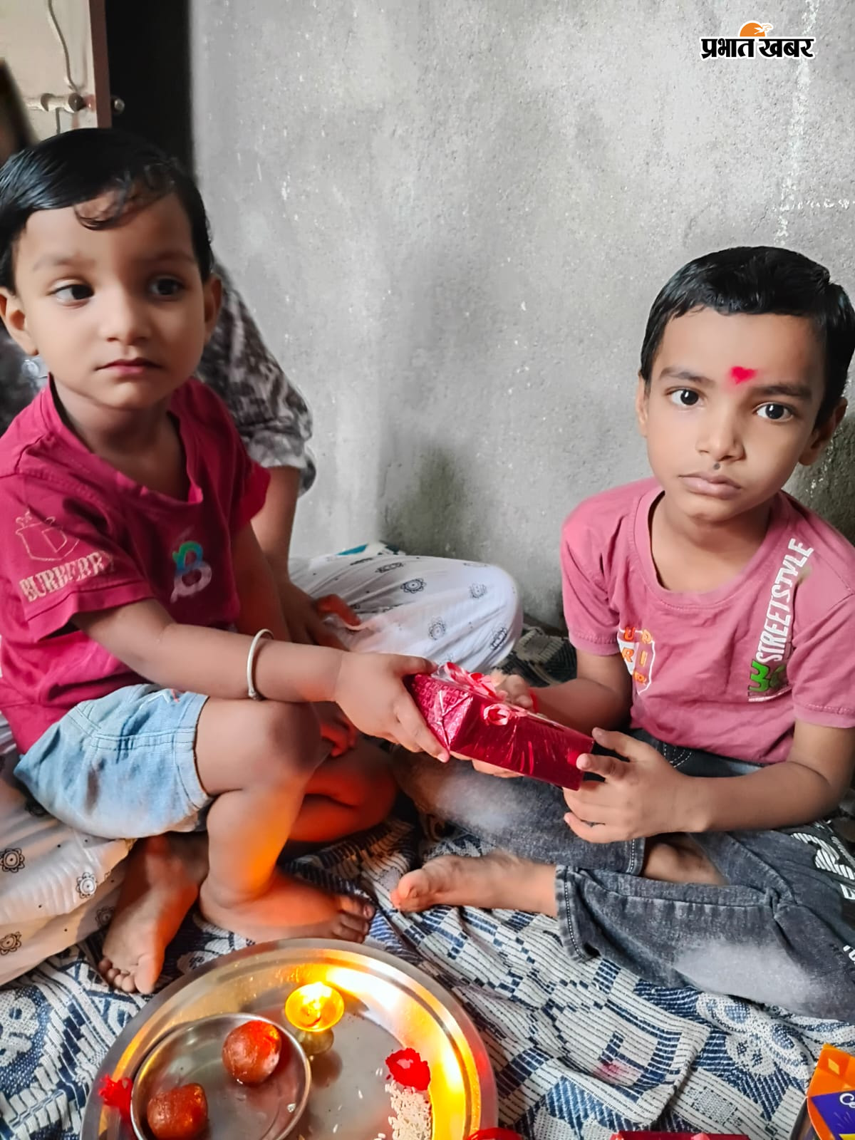 भाइयों की कलाई पर राखी बांधती बहने | Prabhat Khabar Network