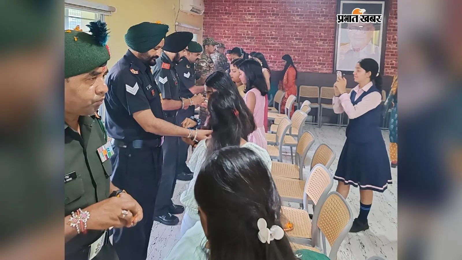 जवानों की कलाई पर छात्राओं ने बांधा रक्षा सूत्र, सैनिकों के संग मनाया रक्षाबंधन