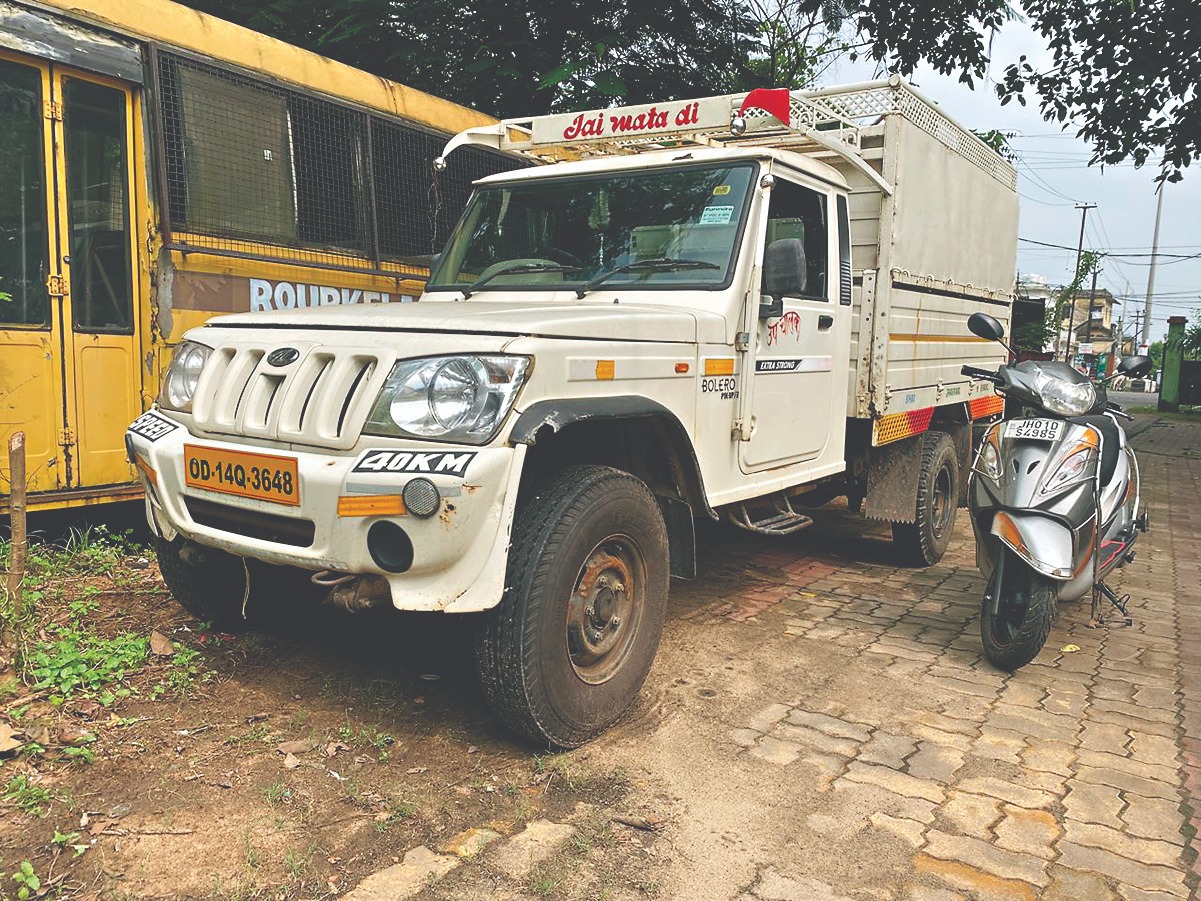 जब्त पिकअप वैन और स्कूटी
