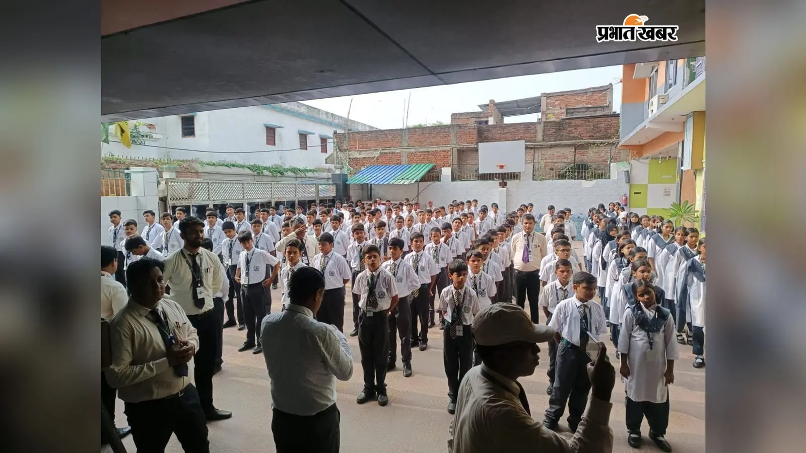 Darbhanga: नेपाल में बाढ़ से हुई मौतों पर डीपीएस कादिराबाद में शोक सभा, छात्रों ने दी श्रद्धांजलि