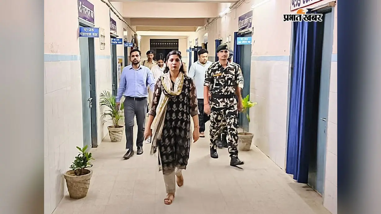 बक्सर: डुमरांव अस्पताल पहुंचीं DM साहिला, औचक निरीक्षण में खुली व्यवस्थाओं की पोल; स्वास्थ्य प्रबंधक से मांगा स्पष्टीकरण