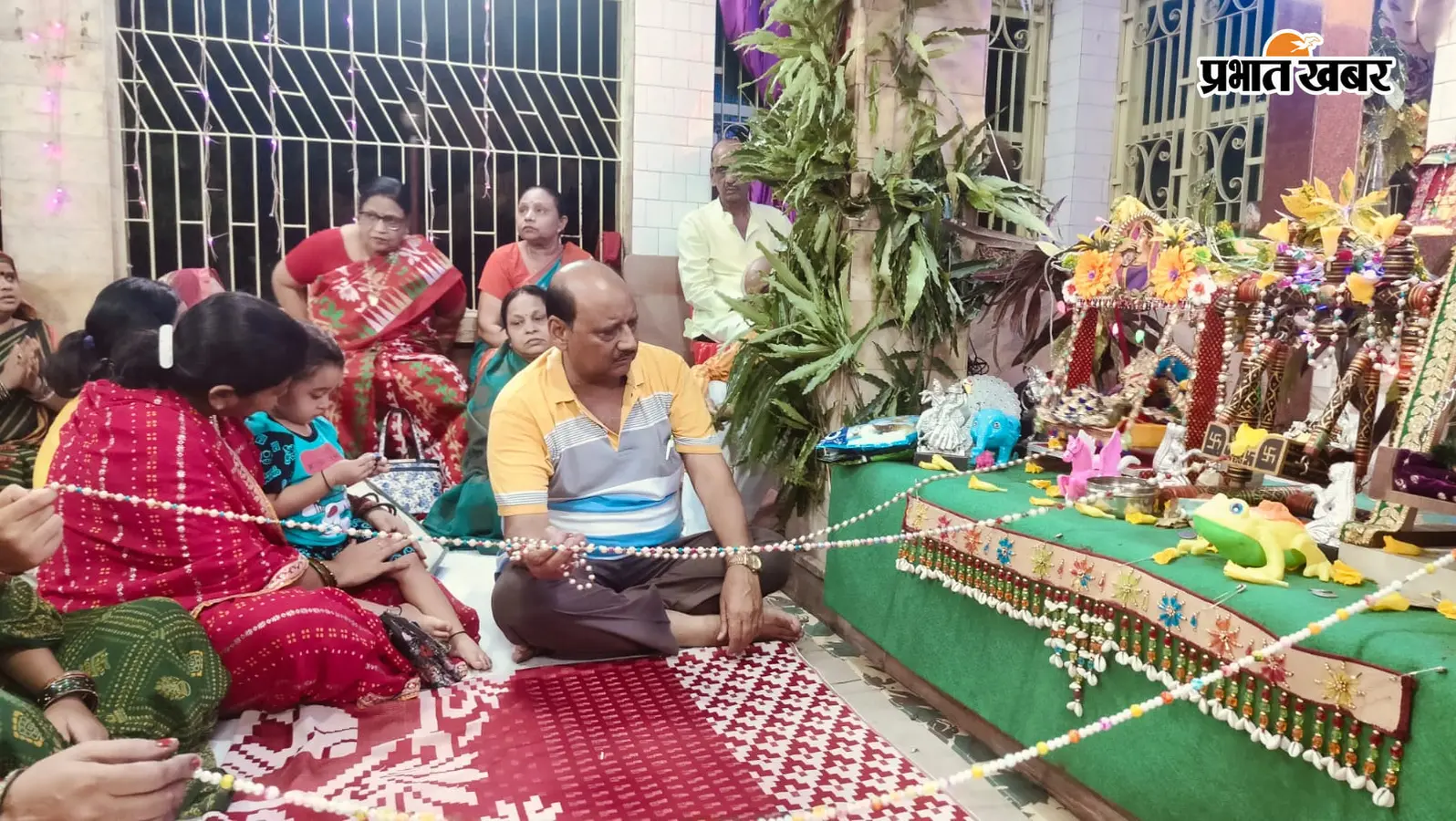 Madhubani: सावन पूर्णिमा पर मंदिरों में झूलन महोत्सव की धूम, 35 वर्षों से हो रहा मंगल भवन में आयोजन