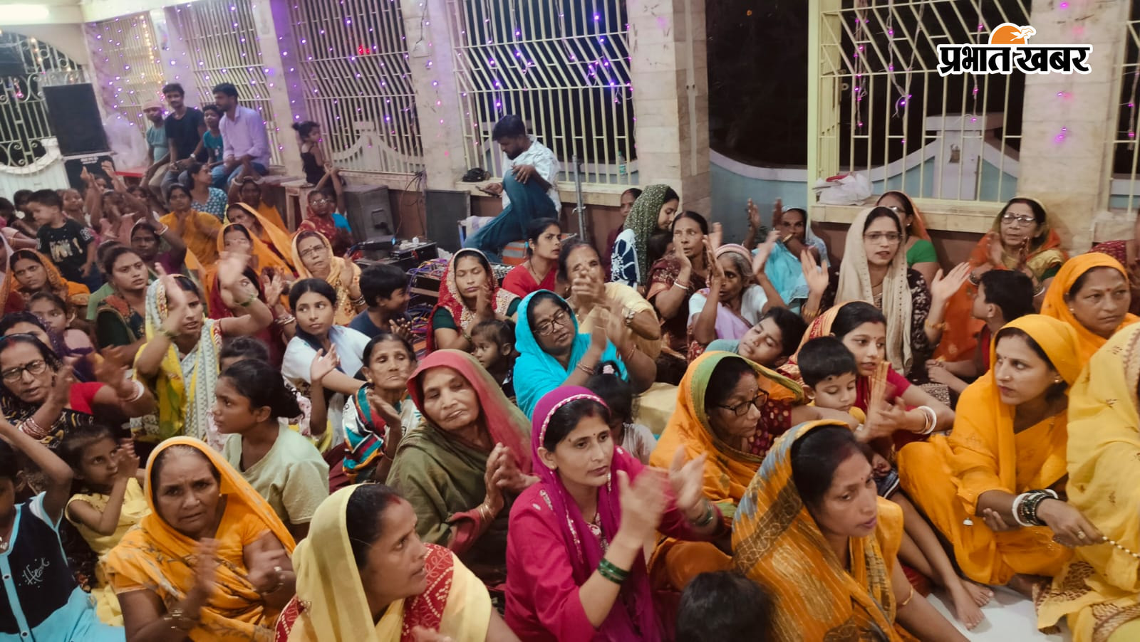 फ़ोटो:लहेरियागंज के बुबना मंदिर में झूलन में भगवान भगवान फोटो:मंदिर में कथा सुनती श्रद्धालु | Prabhat Khabar Network