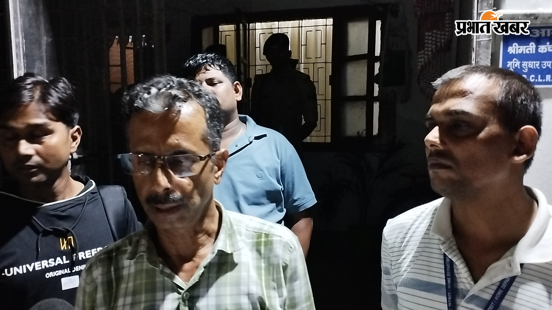 फोटो:1.मीडिया कर्मियों से बात करते निगरानी के अधिकारी,  2. डीसीएलआर के आवास से बरामद वाशिंग मशीन ले जाते निगरानी टीम,  3.गिरफ्तारी के बाद वाहन पर बैठी डीसीएलआर कंचन कुमारी झा | Prabhat Khabar Network