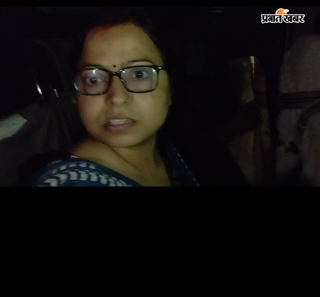 फोटो:1.मीडिया कर्मियों से बात करते निगरानी के अधिकारी,  2. डीसीएलआर के आवास से बरामद वाशिंग मशीन ले जाते निगरानी टीम,  3.गिरफ्तारी के बाद वाहन पर बैठी डीसीएलआर कंचन कुमारी झा | Prabhat Khabar Network
