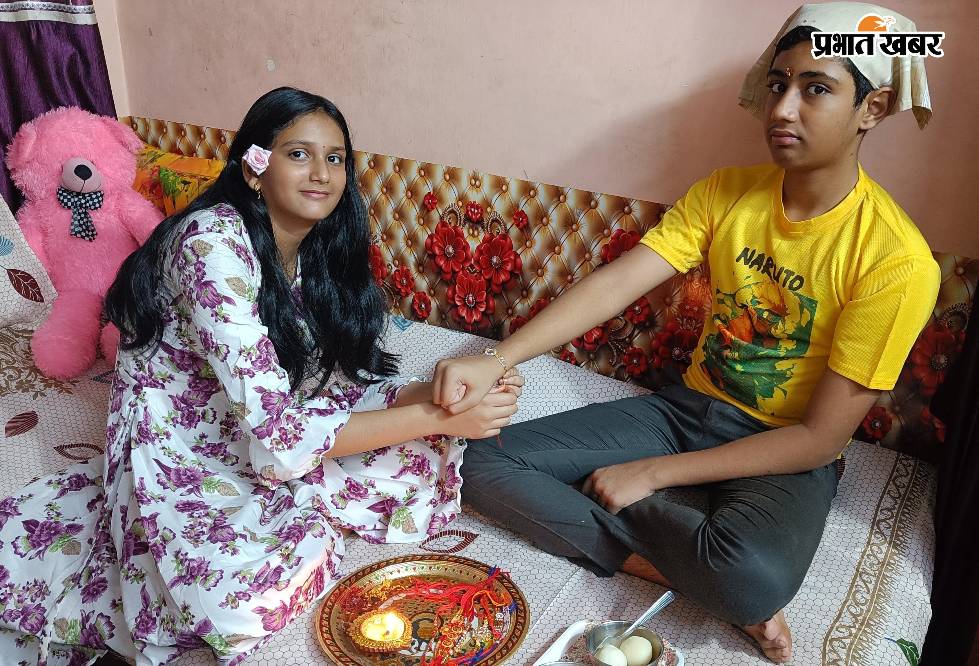 भाइयों को राखी बांधतीं बहन.