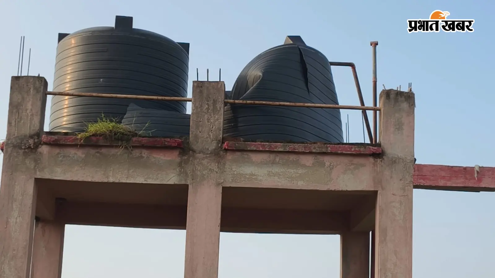 Darbhanga: नल-जल योजना की पानी टंकी फटी, तेज दबाव से घर ध्वस्त
