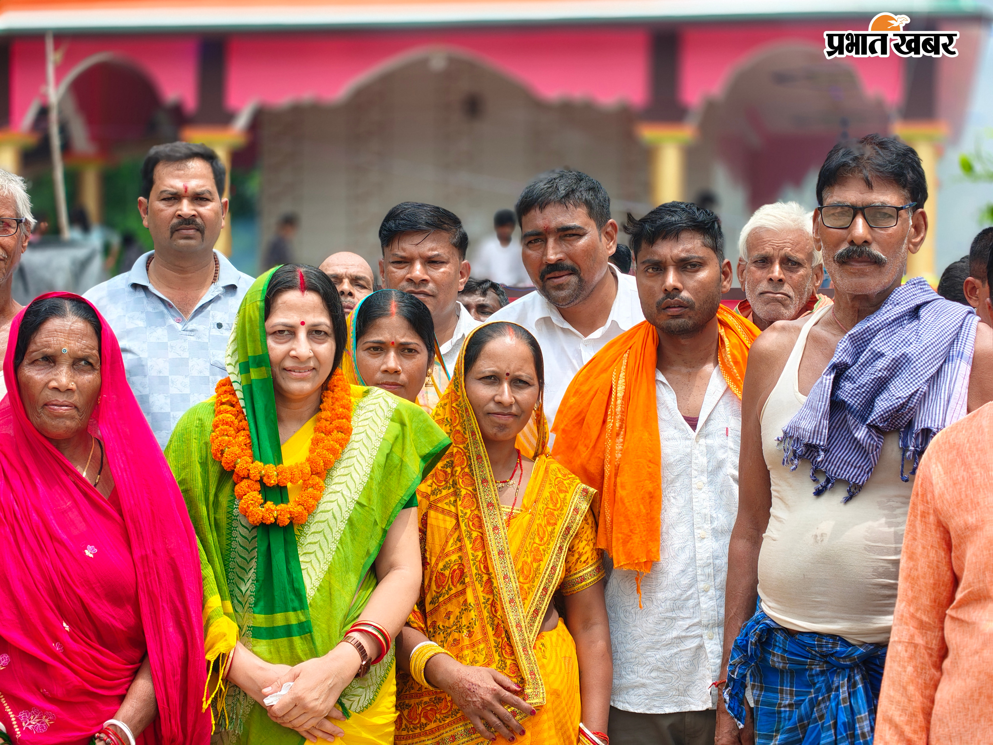 पीसीसी सड़क का उद्घाटन करते परसा प्रमुख सविता देवी | Prabhat Khabar Network