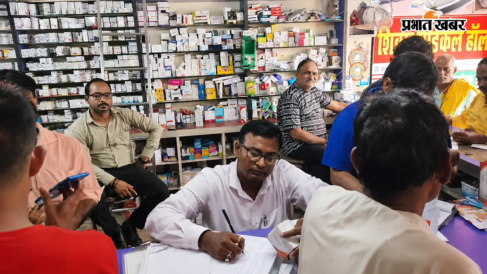 रोहतास में मेडिकल दुकानों पर प्रशासन की औचक निरीक्षण, जांच टीम पहुंची तो कई के शटर मिले बंद