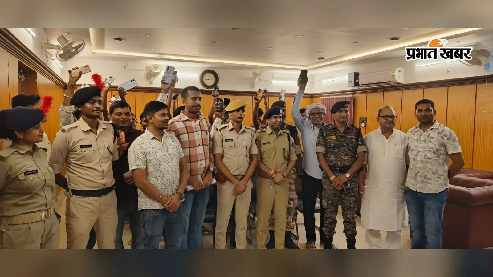 रक्षाबंधन पर कटिहार पुलिस ने लौटाई 86 लोगों की 'खुशियां', 18 लाख के मोबाइल वापस; अब तक 1500 फोन बरामद