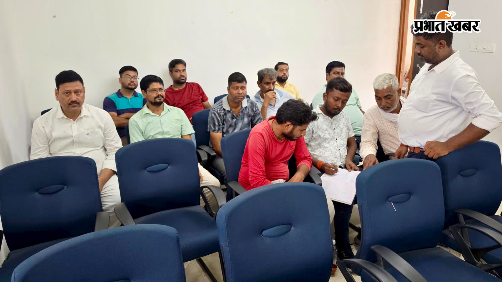 अनुमंडलाधिकारी की बुलाई बैठक में शामिल होटल संचालकों की तस्वीर | Prabhat Khabar Network