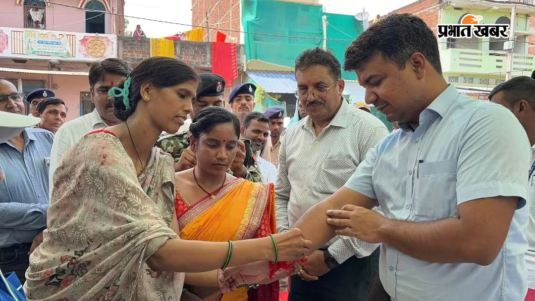 दरिहट में दुग्ध केंद्र का उद्घाटन के बाद राखी बंधती जीविका दीदी व अन्य | Prabhat Khabar Network