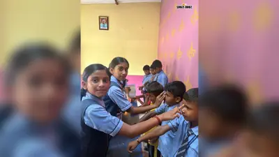 कोडरमा: कलाई पर राखी, आंखों में अपनापन... स्कूलों में बच्चों ने मनाया भाई-बहन के प्यार का पर्व