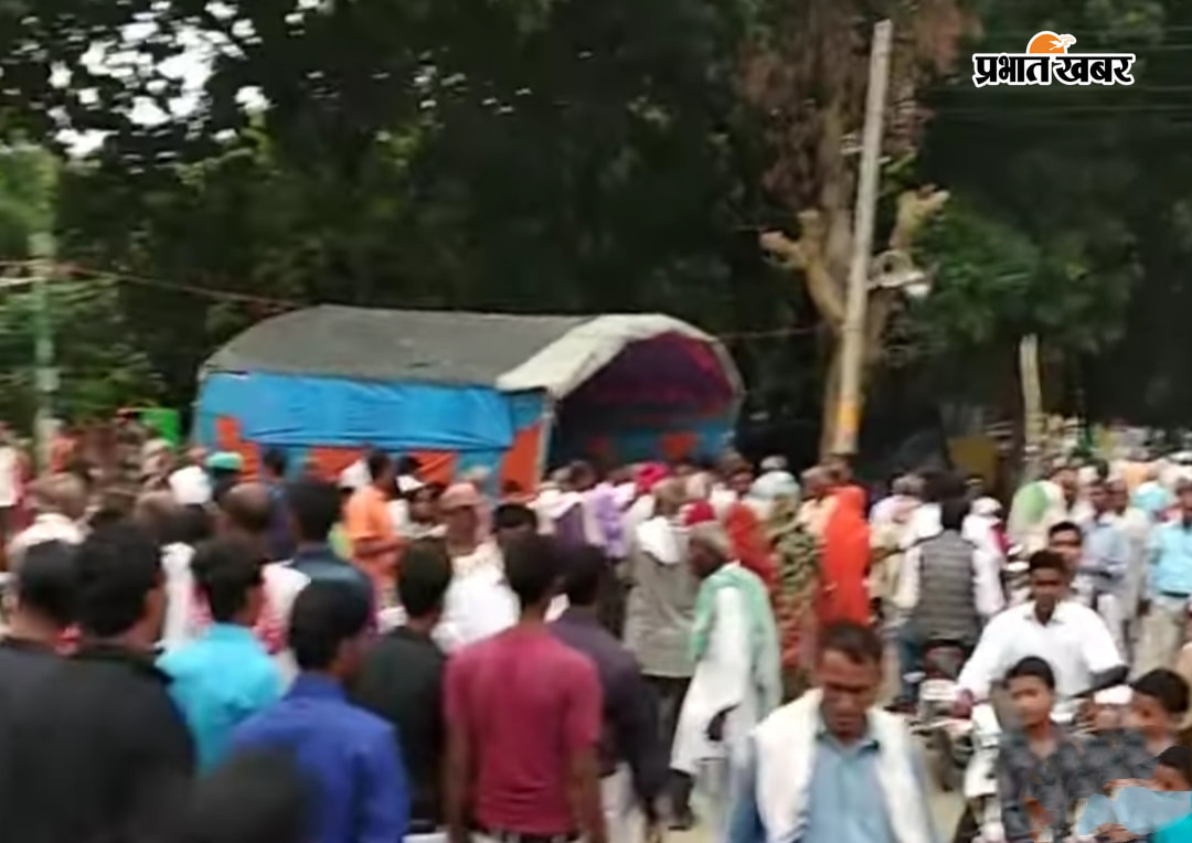 मंदिर में पूजा करने जाते श्रद्धालु लोगों की भीड़ | Prabhat Khabar Network