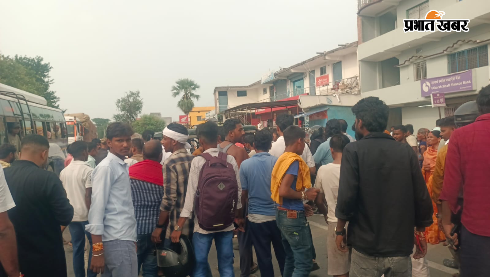 घटना स्थल पर जुटी लोगों की भीड़। | Prabhat Khabar Network