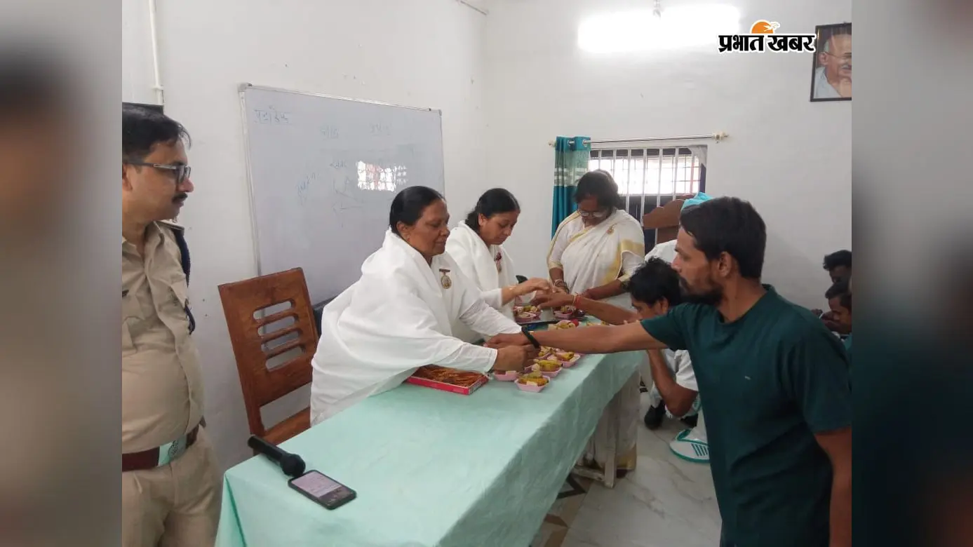 सीवान: मंडल कारा में बंदियों की कलाई पर ब्रह्माकुमारी बहनों ने बांधी राखी, दिया सकारात्मक सोच व सामाजिक सद्भाव का संदेश