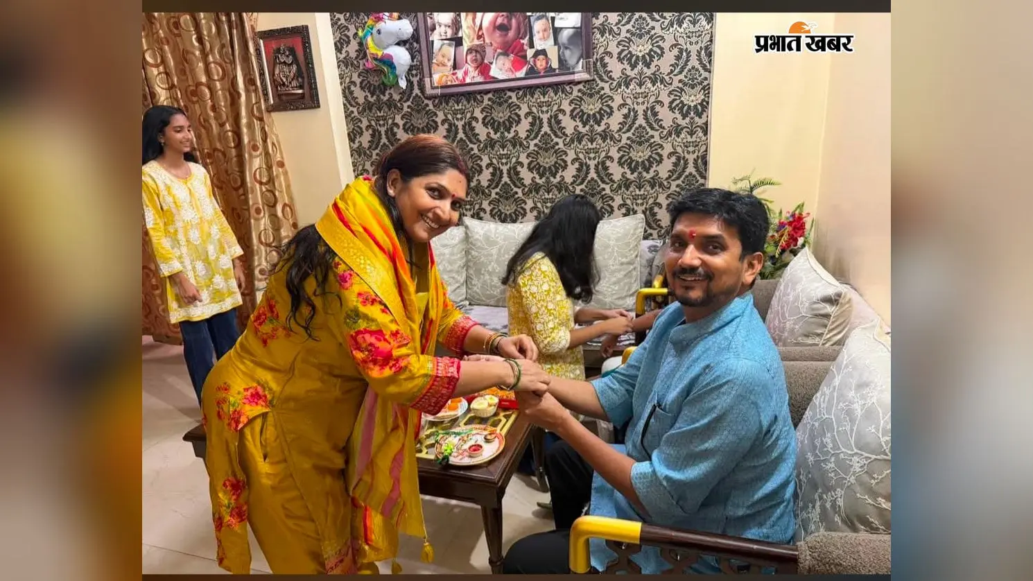 Bagaha: पूर्व विधायक रिंकू सिंह ने बहन से बंधवाई राखी, क्षेत्रवासियों को दी रक्षाबंधन की शुभकामनाएं