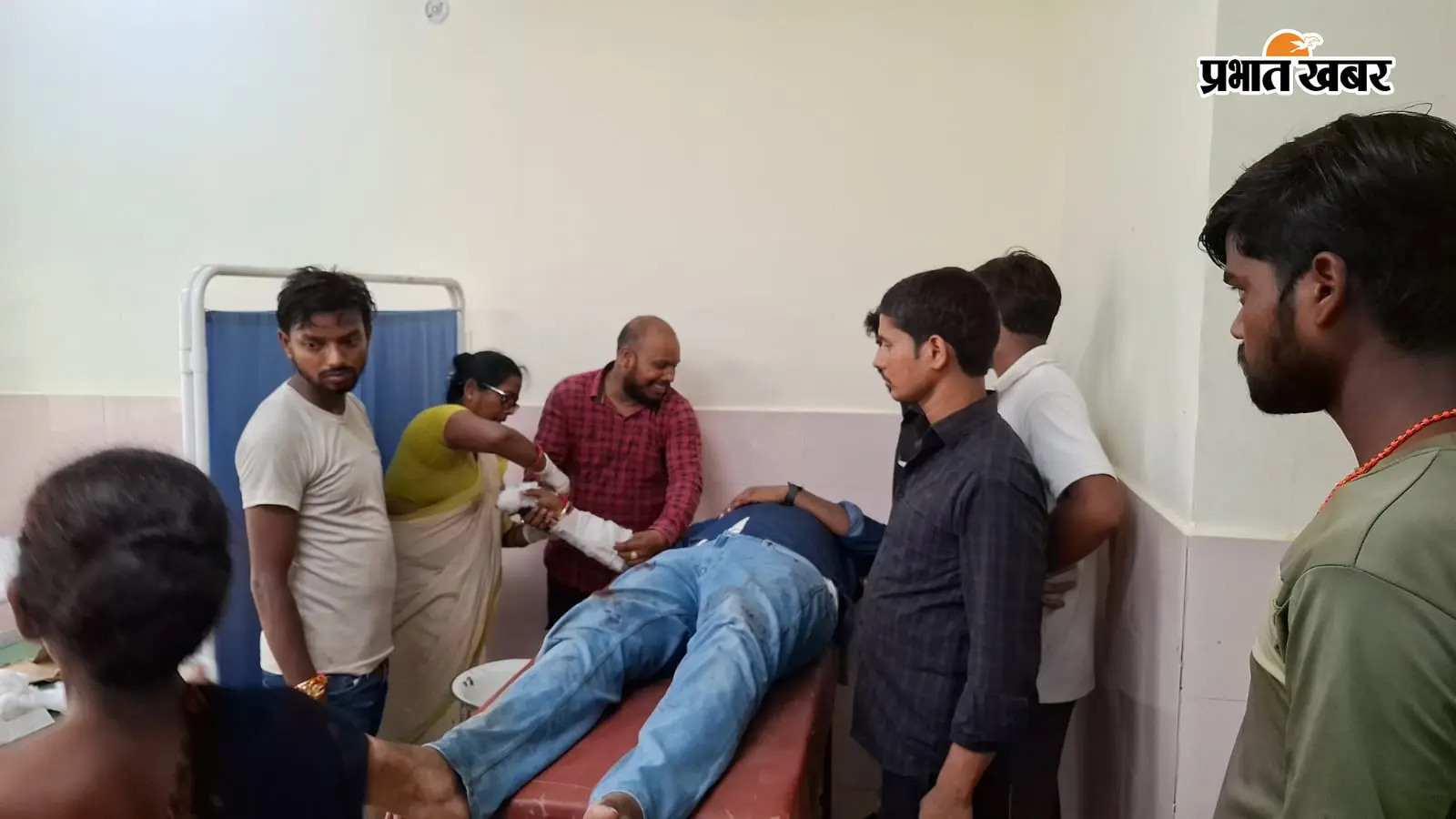एनएच-122बी पर अज्ञात वाहन ने बाइक को रौंदा, पीएचसी ले जाने के दौरान युवक की दर्दनाक मौत