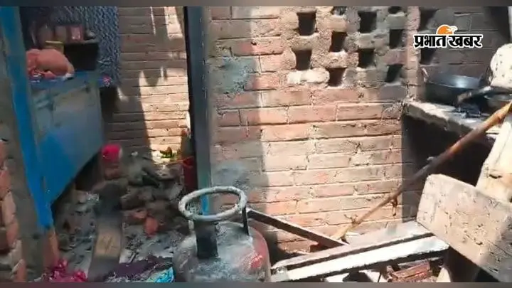 श्राद्ध के बीच गैस रिसाव से घर में लगी आग, तीन भाइयों की लाखों की संपत्ति जलकर राख