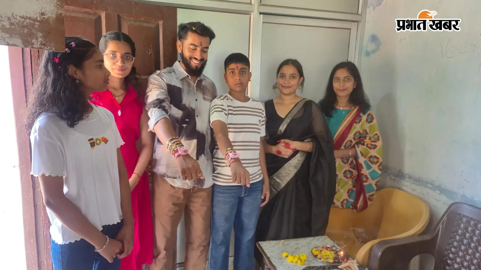 Latehar News: हर्षोल्लास से मना रक्षाबंधन, शिवालयों में उमड़ी श्रद्धालुओं की भीड़; मिठाई दुकानों पर भी रही चहल-पहल